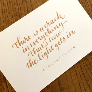 Tarjetas escritas a mano Cita de Leonard Cohen Tarjetas hechas a mano Citas de caligrafía Hay una grieta Tarjetas motivacionales Tarjetas de escritura a mano