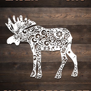 Peut inclure: Silhouette blanche d'un élan avec des motifs floraux complexes sur tout le corps. L'image est intitulée "LASER CNC SVG VECTOR ART".
