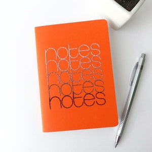 Cuaderno bordado a mano tipografía notas degradado gris.naranja cuaderno.accesorio écriture.croquis.design textil gráfico.regalo hombre mujer adolescente