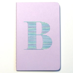 Caderno bordado à mão com monograma inicial B. linha de cores gradientes. acessório de escrita.design tipográfico.notebook.presente para mulheres e adolescentes
