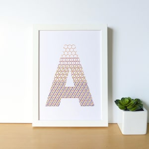 Papel bordado a mano gráfico tipografía multicolor patrón isométrico.letra A.decoración personalizada.alfabeto textil.carta decorativa
