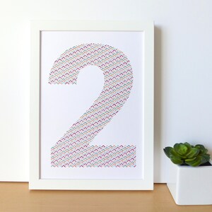 Cartón bordado a mano número 2 zigzag multicolor.number.personalized decoration.cipher décoratif.design graphic.modern decoration imagen 2