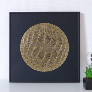 Carta ricamata a mano modello rosetta filo incrociato 8 petali oro.muro ricamo contemporaine.design tessile.arti e mestieri tessili