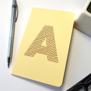 Carnet à monogramme personnalisé brodé main brillant vert magenta cuivre.accessoire écriture.initiale.typographie.cadeau homme femme ado