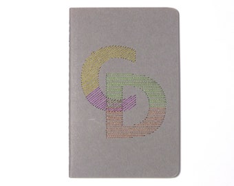 Carnet brodé main monogramme personnalisé brillant initiales CD.cahier gris.notes.écriture.design typographique.cadeau homme femme et ado