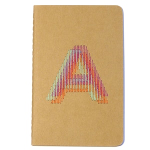 Carnet à monogramme brodé main tricolore initiale A.accessoire écriture.notes.typographie.design graphique.cadeau homme femme et ado