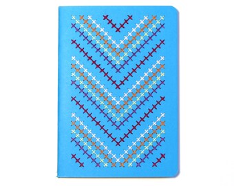 Quaderno ricamato a mano in azzurro con motivo a zigzag multicolore a punto croce. Schizzi. Scrittura. Grafica tessile. Regalo per uomini, donne e ragazzi.