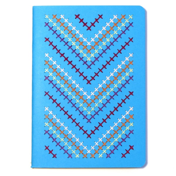 Carnet brodé main bleu azur motif chevrons au point de croix multicolores.croquis.écriture.design textile graphique.cadeau homme femme ado