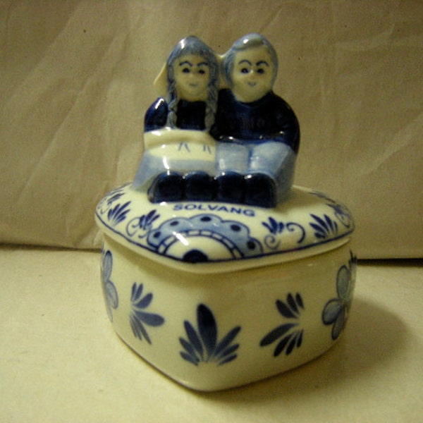 souvenir trinket box-solvang-delft blue-sitting couple-valentine day-storage-vanity top-heart shaped