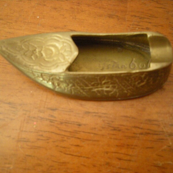 vtge ashtray-incense burner-little shoe-babouche-turkish brass-souvenir-Istanbul souvenir-brass collection-tobacciana-