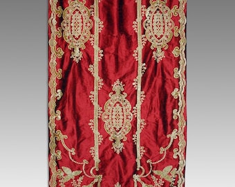 Cortina opaca de terciopelo burdeos: apliques de damasco Tudor, dobladillo para varilla