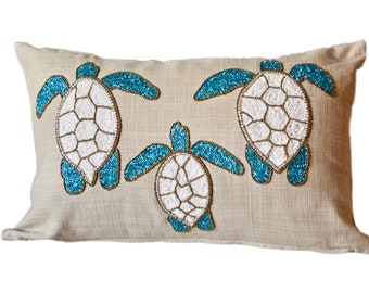 Sierkussen zeeschildpad: geborduurd katoenen stranddecor