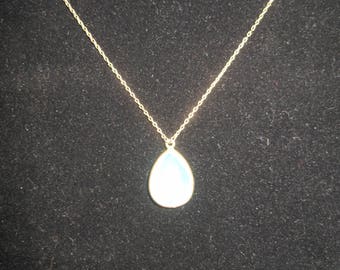 18" Vintage Gold Tone Green Pendant Necklace