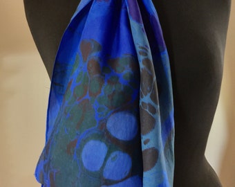 Bleu Kandinsky. Habotai Silk 14 x 72 cm audacieux et amusant. Cette belle soie fait une couverture de commode et une écharpe uniques