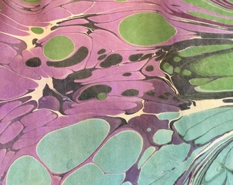 Habotai Silk 14x72 élégant tourbillon vert pourpre. Cette belle soie fait une couverture de commode et une écharpe uniques