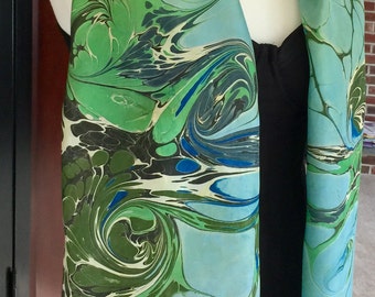 La soie Habotai 14 x 72 tourbillon bleu-vert est délicate et féminine avec tout. Cette belle soie fait une couverture de commode et une écharpe uniques