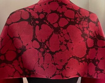 Tokyo Red & Black Italian Veine, un classique ! 36 x 72 po. Soie Habotai, livrée dans une boîte cadeau avec guide pour attacher le foulard et carte postale