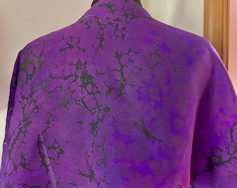 Veine italienne violette. Habotai Silk 14 x 72 cm audacieux et amusant. Cette belle soie fait une couverture de commode et une écharpe uniques