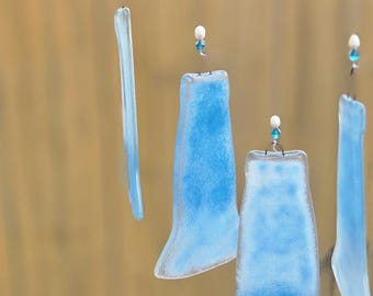 Kustblauwe windgong van gerecycled glas met drijfhout | Handgemaakt stranddecor