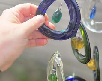 Campana de viento de vidrio para jardín hecha a mano – Arte con botellas recicladas y parte superior floral pintada a mano
