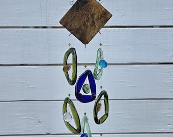 手作りの海岸風ガラス製ウィンドチャイム – リサイクルボトルアート、素朴な木製トップ付き