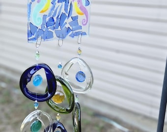 Campana de viento de cristal con forma de caballito de mar hecha a mano: arte marino en vidrio fusionado con anillos de botellas recicladas.