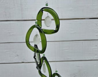 Sino de vento de vidro reciclado verde, apanhador de sol artesanal feito com aro de garrafa, sino de jardim para exterior, decoração de pátio com vidro reciclado, presente exclusivo