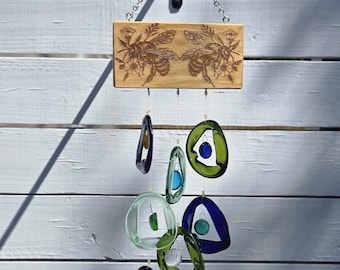 手作りの蜂の彫刻入りガラス製ウィンドチャイム｜リサイクルボトルガラス使用｜庭やポーチの装飾