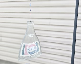 Campana de viento hecha con una botella de Pepsi reciclada / Detalle de vidrio azul cobalto, colgador de madera natural