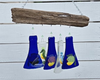 Campana de viento de cristal con forma de pez costero – Arte artesanal hecho con botellas recicladas y tapa de madera flotante / Decoración de jardín inspirada en el océano