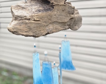 Campana de viento de vidrio reciclado azul costero con madera flotante / Decoración playera hecha a mano
