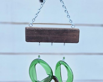 Handgemaakte windgong van gerecycled glas – Flessenringen kustgroen en amber