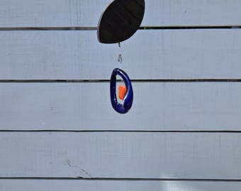 Ręcznie robiony dzwonek wietrzny w kształcie piłki nożnej – wycinany laserowo drewniany blat z niebieskim szklanym pierścieniem – prezent na dekorację zewnętrzną w barwach drużyn NFL i uniwersyteckich