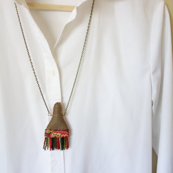 Collier de brosse de peinture rouge. Collier en Fibre laine filé. Collier Textile de Long brun rouge. Outil du peintre. Feutre et tissu,