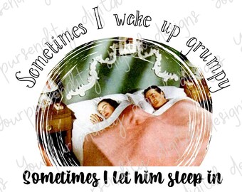 Könnte beinhalten: Ein digitales Design mit einem Vintage-Bild eines Paares im Bett, überlagert mit dem Text "Sometimes I wake up grumpy, Sometimes I let him sleep in." Das Design hat eine Retro-Ästhetik auf weißem Hintergrund.
