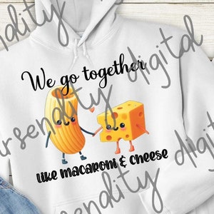 以下が含まれることがあります： マカロニとチーズの漫画のグラフィックが描かれた白いフード付きスウェットシャツ2枚。スウェットシャツのテキストは「We go together like macaroni & cheese」です。