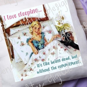 Può includere: Un cuscino bianco con un'illustrazione vintage di una donna che dorme a letto. Il testo sul cuscino recita "Adoro dormire... è come essere morti, ma senza l'impegno."