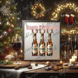以下が含まれることがあります： 「Beery Christmas」という赤い文字と白い文字で書かれた額装されたプリント。3本のビール瓶がクリスマスライトとトナカイの角で飾られています。瓶には「Reinbeer」というラベルが貼られています。