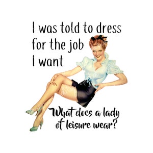 Puede incluir: Una ilustración de estilo vintage de una mujer sentada con el texto "Me dijeron que me vistiera para el trabajo que quiero. ¿Qué lleva una mujer de ocio?"