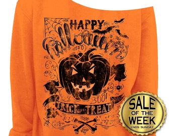 Może przedstawiać: Pomarańczowa bluza z odkrytymi ramionami z czarnym wzorem na Halloween. Wzór zawiera dynię, nietoperze, pajęczyny oraz napisy "Happy Halloween" i "Trick or Treat". Z prawej strony znajduje się złota naklejka "Sale of the Week".