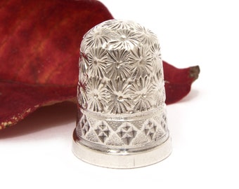 1908 Sterling Thimble Size 10 Hallmarked M&C Chester England Floral Flora Daisy Pattern Honeycomb Above Band of Diamond Shapes Antique