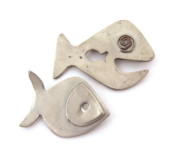 2 Mid-Century Modern Pewter Fish Pins Artist Sign… - image 1