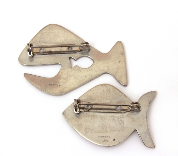 2 Mid-Century Modern Pewter Fish Pins Artist Sign… - image 3