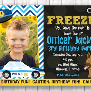 Puede incluir: Una invitación a una fiesta de cumpleaños azul y amarilla para un niño que cumple tres años. La invitación presenta una foto del niño de cumpleaños frente a un girasol, un coche de policía y un sombrero de policía. El texto de la invitación dice: "FREEZE! Tienes derecho a divertirte en la fiesta de cumpleaños de Officer Jack. Sábado 15 de enero 3:00 p.m. 890 West Street Mainville, IL 89765 RSVP: 897-434-2398"