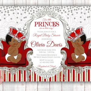 Puede incluir: Invitación a un Baby Shower Real para Olivia Davis, con dos bebés negros que llevan coronas rojas y plateadas, sentados en tronos rojos y plateados. La invitación incluye la fecha, la hora, el lugar y la información de RSVP.