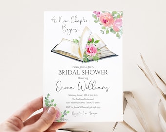 Puede incluir: Una invitación de ducha nupcial blanca con una ilustración de acuarela de un libro abierto con rosas rosadas y vegetación. El texto dice "A New Chapter Begins... Please Join Us for a Bridal Shower Honoring Emma Williams Saturday, January 18th at 3:00 pm. The Tea Room Restaurant 687 West Main Street, Easton, IL 1908y RSVP to Jenna Williams at 398-298-299 Registered in Amazon"