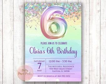 Puede incluir: Una invitación colorida para una fiesta de cumpleaños de 6 años. La invitación presenta un globo de seis de color arcoíris con purpurina y un fondo de acuarela. El texto de la invitación dice "Por favor, únase a nosotros para celebrar el 6º cumpleaños de Olivia". La invitación también incluye la fecha, la hora y el lugar de la fiesta.