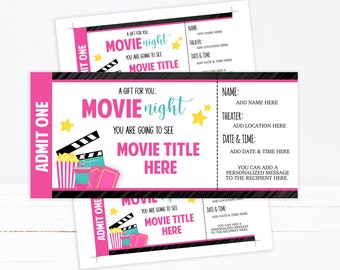 Può includere: Modello di biglietto del cinema stampabile rosa e nero con il testo "Un regalo per te. Serata cinema. Andrai a vedere Titolo del film qui." Il biglietto include anche una clapperboard cinematografica, popcorn e biglietti.