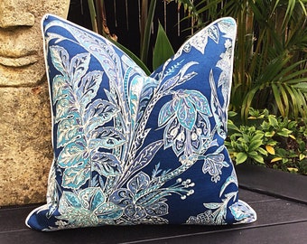 Fodera per cuscino da esterno Tommy Bahama con stampa floreale blu, decorazione tropicale.