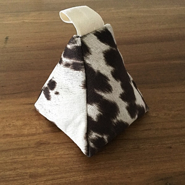 Butoir de porte, décor en peau de vache, butoir de porte en peau de vache. Faux cuir de vache.